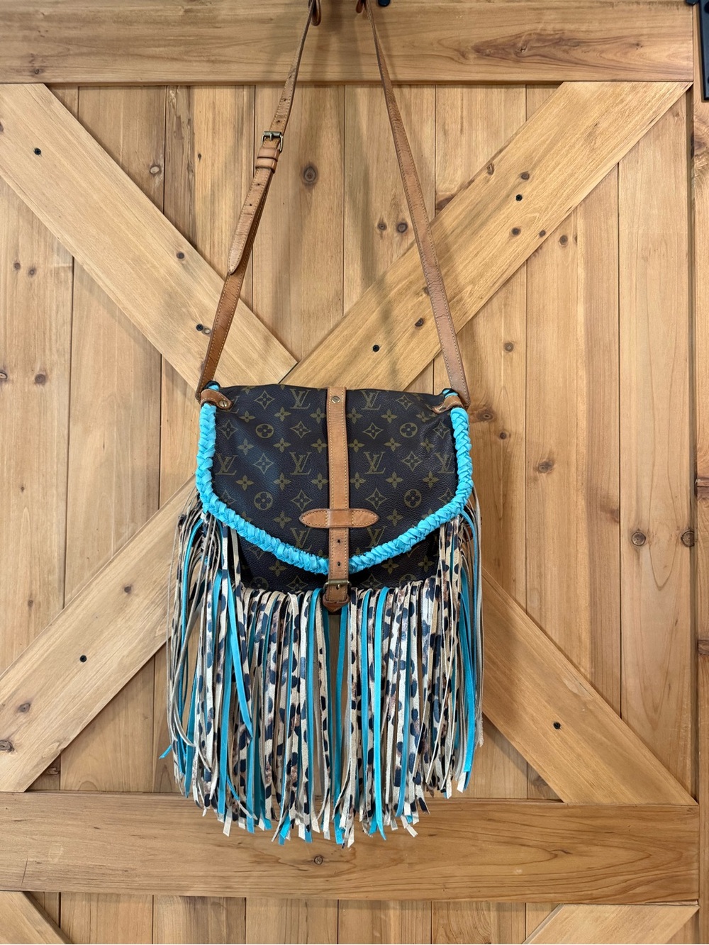 Louis Vuitton Saumur 30 Crossbody with Turquoise Trim and Leopard Fringe - Picture 4 of 16